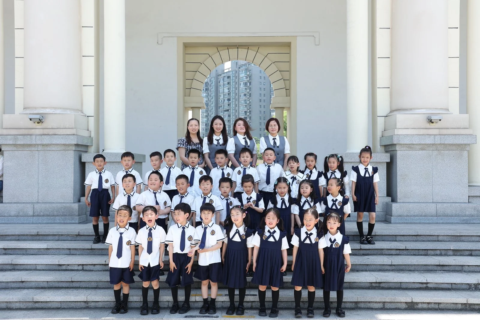 上海大宁国际幼儿园2025届1班毕业集体照