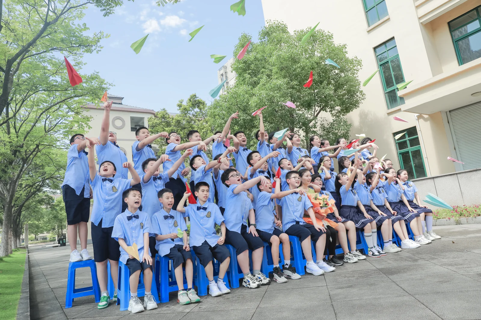 学生们在校园一起抛纸飞机的毕业摄影作品